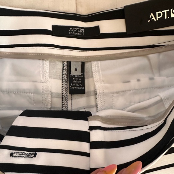 Apt. 9 Mid Raise Black and White Striped Shorts Size 8 NWT - Picture 3 of 4